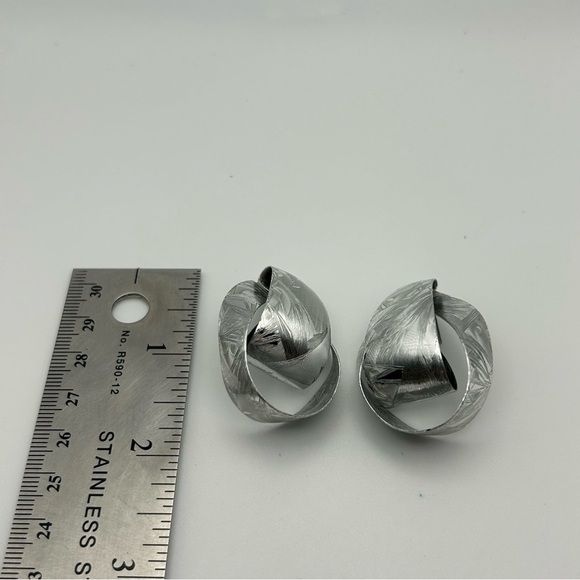 Vintage Silver Tone Metal Layered Textured Curved Stud Earrings Statement Unique - Picture 5 of 5